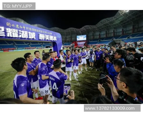 街头风采最帅足球明星展现独特魅力与时尚风格的完美结合