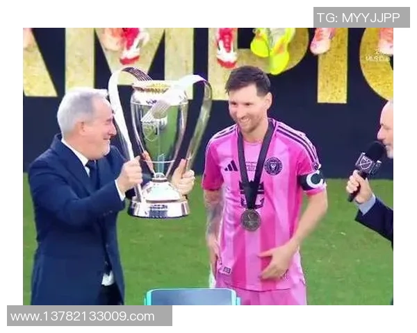 荣耀时刻提着奖杯的足球明星展现无与伦比的风采与激情